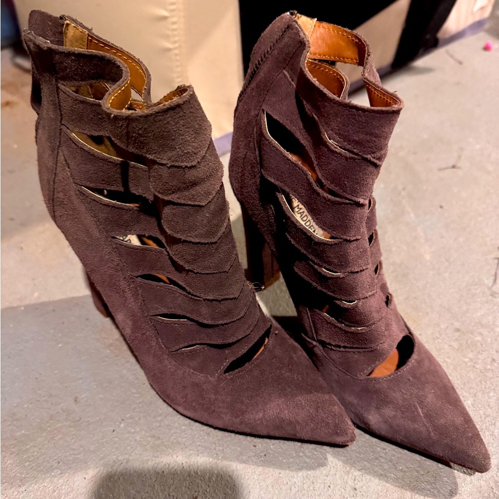 Steve Madden size 7 suede dark brown pumps.